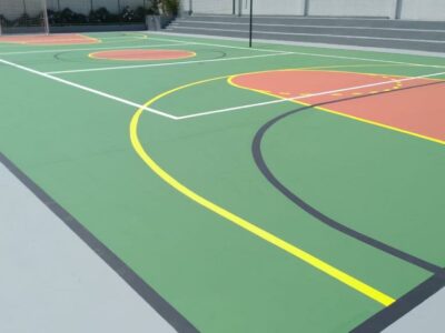 Condomínios e Espaços Públicos Para administradores de condomínios e espaços públicos que precisam de soluções de pisos resistentes e atraentes, capazes de suportar o tráfego constante e as intempéries, mantendo a beleza e a segurança dos ambientes.