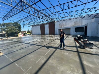 Industrial Para fábricas e armazéns que necessitam de pisos industriais de alta performance, capazes de suportar condições extremas e tráfego pesado, garantindo segurança e durabilidade.