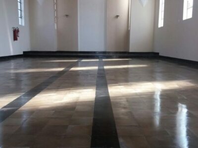 Polimento e Aplicação de Resina O polimento e a aplicação de resina são essenciais para revitalizar superfícies desgastadas e trazer de volta o brilho natural, além de proteger o piso. A resina oferece um acabamento estético, disponível em diversas cores e estilos, que valoriza qualquer ambiente.